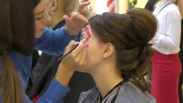 Visagist maakt make-up — Stockvideo