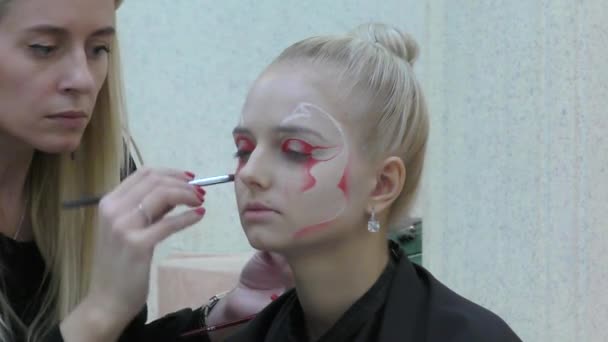 Maquiagem artista cria maquiagem — Vídeo de Stock
