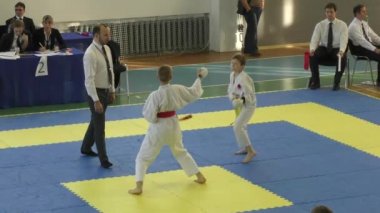 Gençler karate içinde rekabet