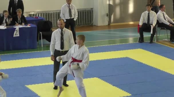 Jóvenes compiten en karate — Vídeo de stock