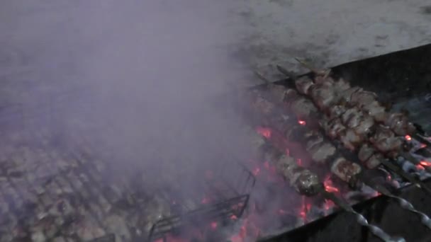 Spieße für Weihnachten kochen — Stockvideo