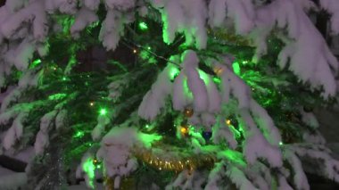 Yılbaşı arifesinde Noel ağacındaki ışıklar