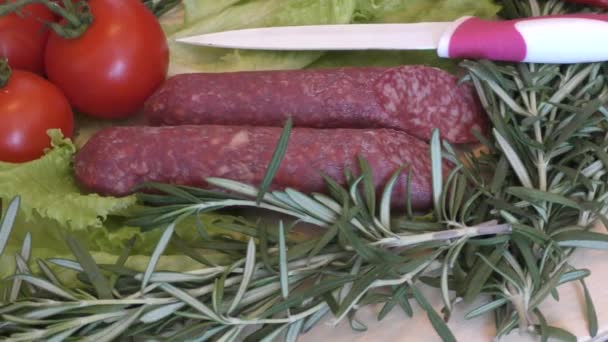 Scheibe Wurst und frische Kräuter — Stockvideo