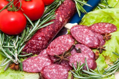 Dilim sucuk ve taze otlar