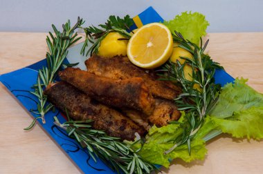 kızarmış balık taze otlar ile