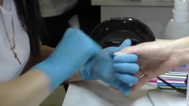 Dziewczyna robi fajny manicure — Wideo stockowe