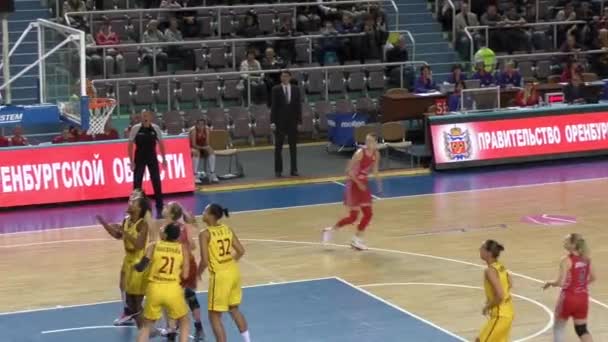 Las niñas juegan baloncesto — Vídeo de stock