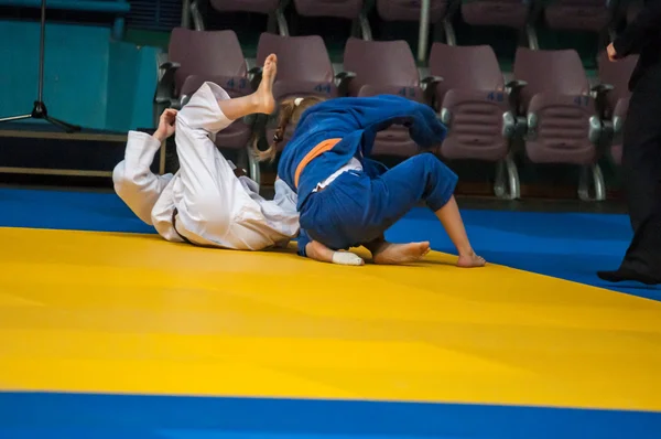 Mädchen messen sich im Judo — Stockfoto