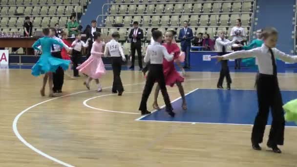 Crianças competem na dança esportiva — Vídeo de Stock