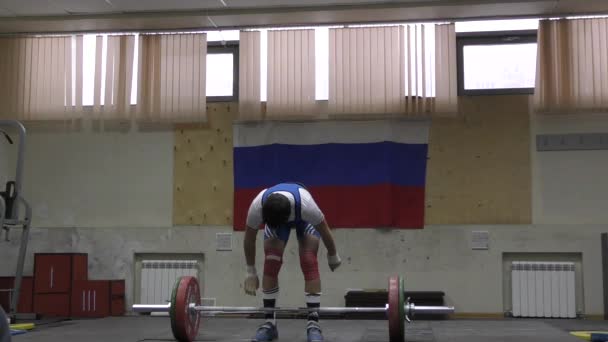 Atletismo pesado competir contra meninos — Vídeo de Stock