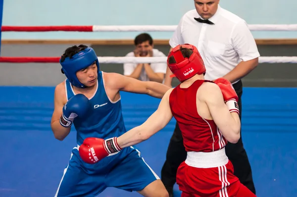 Meninos competem no boxe — Fotografia de Stock