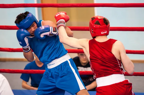 Boys compete in boxing — Stock Photo, Image