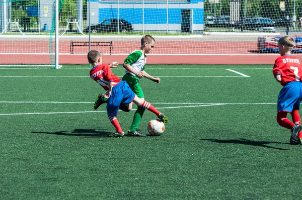 Pojkarna spelar fotboll — Stockfoto