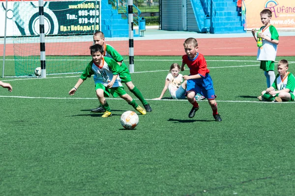 Les garçons jouent au football — Photo