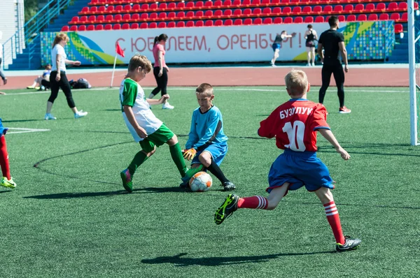 The boys play football — Stock Photo, Image