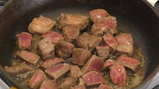 Cocinar el gulash de la carne — Vídeo de stock