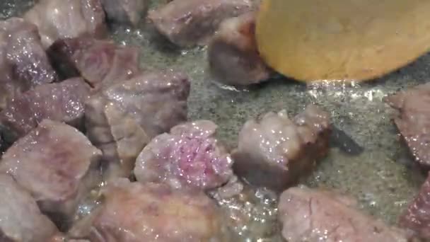 Gulasch aus Rindfleisch kochen — Stockvideo