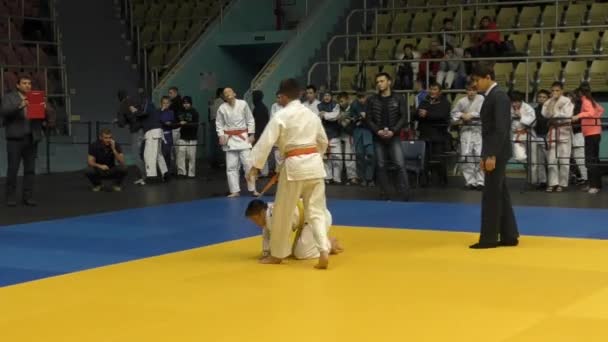 Chłopcy rywalizują w Judo. — Wideo stockowe
