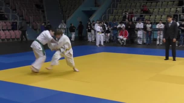 Chicos compiten en Judo. — Vídeo de stock