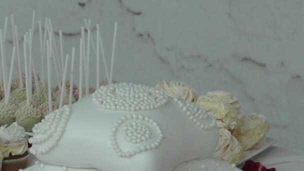 Pastel a mesa de boda — Vídeo de stock