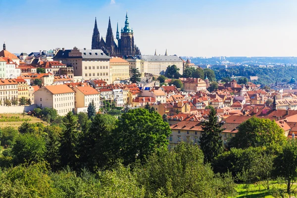 Prag. Architektur Stadtbild von oben auf die Stadt — Stockfoto