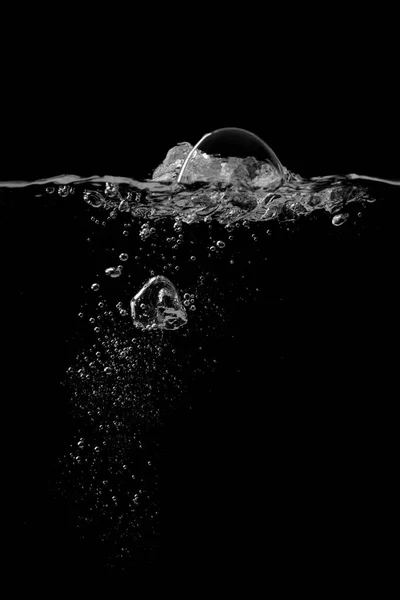 Розщеплення Бульбашки Чистій Рідкій Поверхні Води Ізольовані Чорному — стокове фото