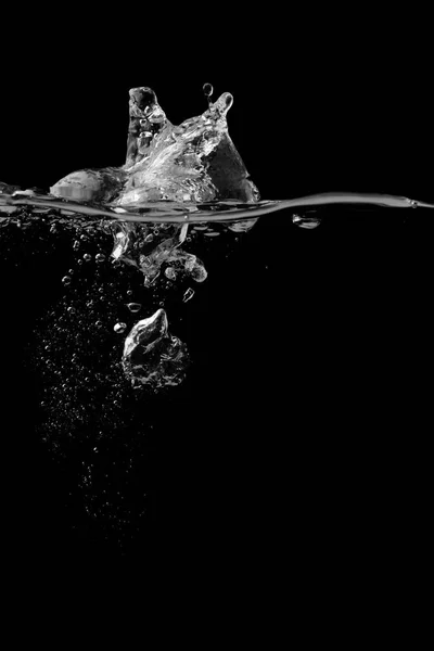 澄んだ水の液体の表面に粉砕し 黒に隔離された — ストック写真