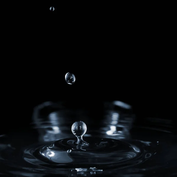 Splash Ripple Clear Water Surface Liquid Falling Drop Dark Background — Stock Photo, Image