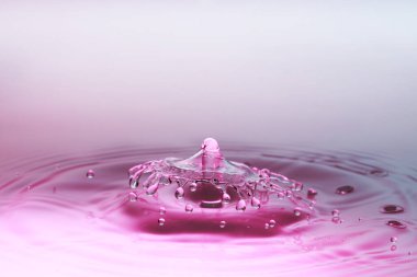 Çarpışma dalgası suya düşen iki damla damlatıyor.