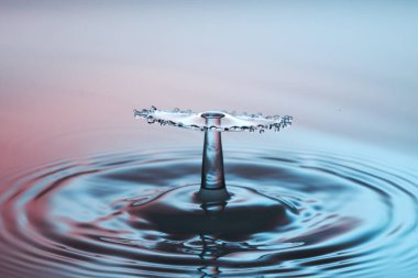 Çarpışma dalgası suya düşen iki damla damlatıyor.