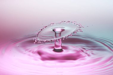 Çarpışma dalgası suya düşen iki damla damlatıyor.