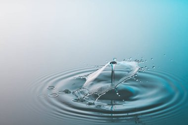 Çarpışma dalgası suya düşen iki damla damlatıyor.