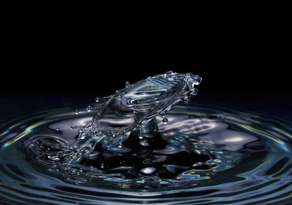 水面に落下する2滴の衝突リップルスプラッシュ — ストック写真
