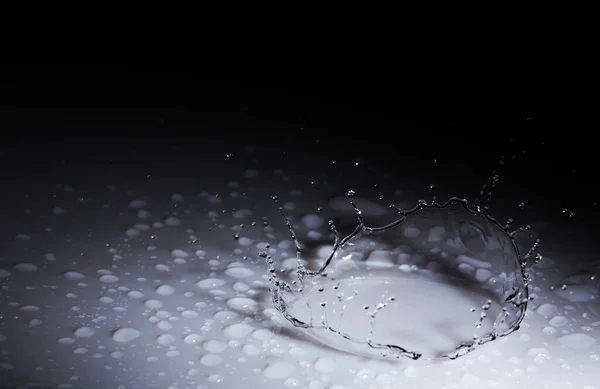 Spritzkrone Aus Einem Tropfen Wasser Der Auf Eine Harte Oberfläche — Stockfoto
