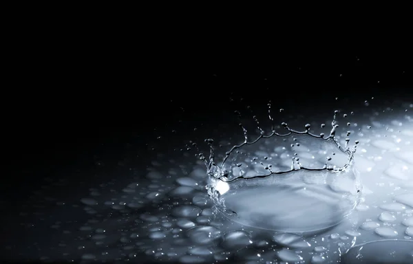 Всплеск Короны Капли Воды Падающей Твердую Поверхность Черном Фоне — стоковое фото