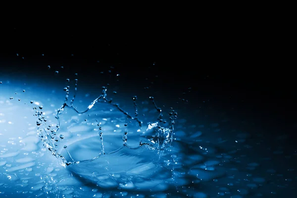 Prachtige Spatkroon Van Een Druppel Water Die Een Hard Oppervlak — Stockfoto