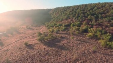 FPV insansız hava aracı görüntüsü. Sisli bir sabahta doğa manzarasının güzel bir dağ manzarası. Moldova, Avrupa