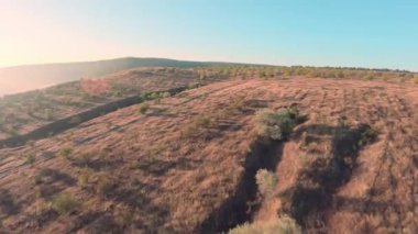 FPV insansız hava aracı görüntüsü. Sisli bir sabahta doğa manzarasının güzel bir dağ manzarası. Moldova, Avrupa