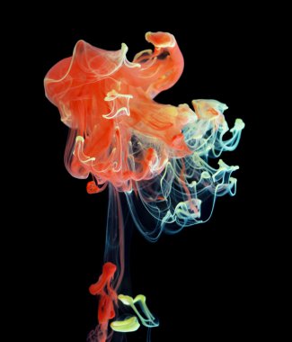 Kırmızı ve sarı mürekkep su