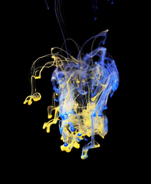 Gele en blauwe inkt in water — Stockfoto