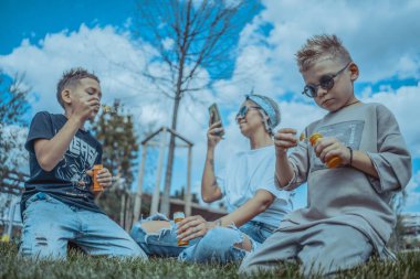 Genç Şık Modern Anne ve İki Oğlu Parkta Köpüren ve Eğlenen Köpükler.