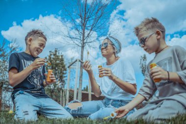Genç Şık Modern Anne ve İki Oğlu Parkta Köpüren ve Eğlenen Köpükler.