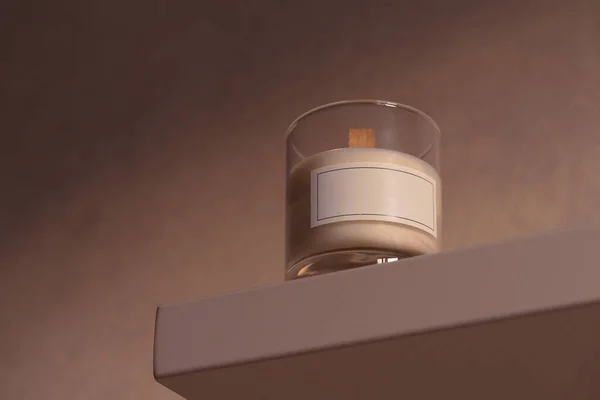 Vela perfumada en vidrio con etiqueta blanca en blanco en el estante en el interior acogedor del hogar —  Fotos de Stock