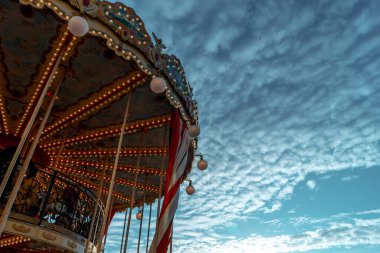 Yılbaşından önceki parlak kış gününde atlı karınca. Noel Avrupa Fuarı