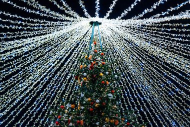 Yeni yıl Avrupa Fuarı 'nda gece vakti çelenk ve oyuncak Noel ağacı ile süslenmiş. Bokeh. Gürültü.