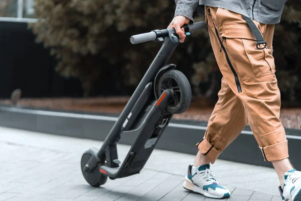 Ember Tartja Elektromos Rúgás Scooter Kezében Megy Sétálni Ökoközlekedés Kényelmes — Stock Fotó