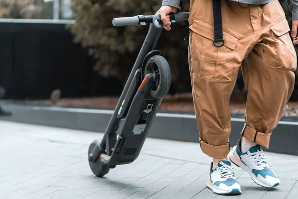 Zbliżenie Active Man Carrying Electric Kick Scooter Blisko Centrum Biznesowego — Zdjęcie stockowe