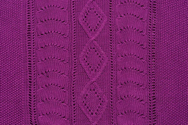 Закройте яркий фиолетовый трикотажный свитер или шарф ручной работы. Вязание фона или шаблон обоев. С орнаментами, косичками и украшениями — стоковое фото