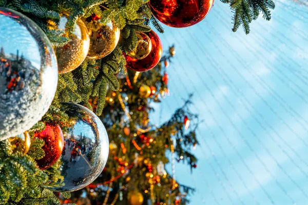 伝統的なストリートマーケットで装飾されたクリスマスツリー。太陽の光で照らされたクリスマスの装飾。おもちゃで飾られた木。欧州年越しフェア ロイヤリティフリーのストック写真