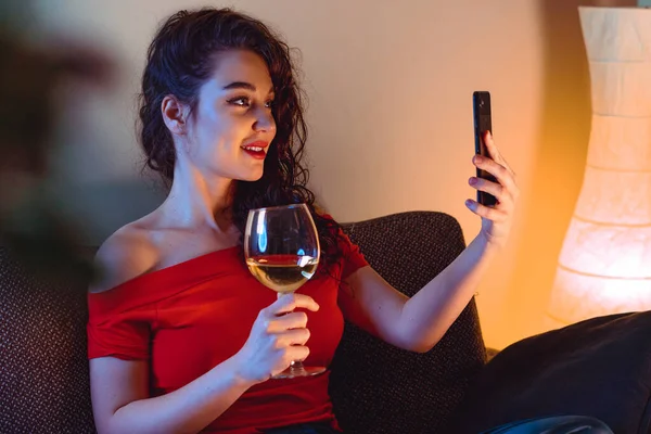 Woman Calling Her Friend By Video Chat And Drinking Wine. Online Date, Online Meeting With Friends. Stay Home. Social Distance, Isolation — Foto de Stock